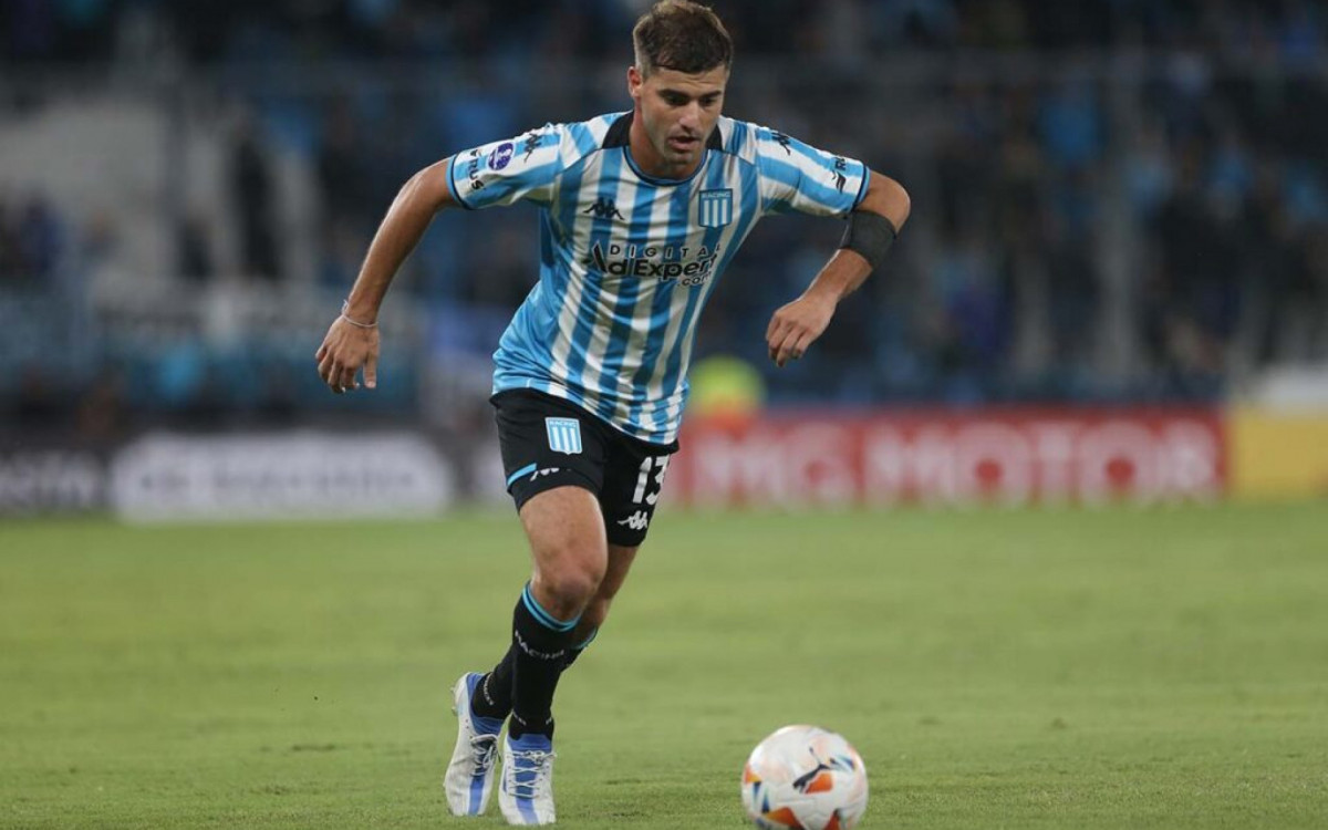 AVELLANEDA, ARGENTINA - APRIL 10:  Santiago Sosa of Racing Club plays the ball during the Copa CONMEBOL Sudamericana 2024 group H match between Racing Club and Red Bull Bragantino at Presidente Peron Stadium on April 10, 2024 in Avellaneda, Argentina. (Photo by Daniel Jayo/Getty Images)