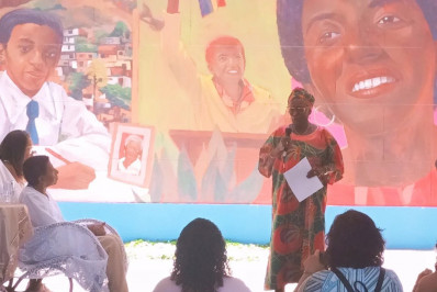 Cantora Leci Brandão é homenageada em painel no Colégio Pedro II