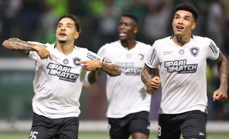 Botafogo bate o Palmeiras e retoma liderança a duas rodadas para o fim do Brasileiro