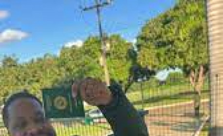 Clara Moneke e família celebram recebimento de passaporte nigeriano 