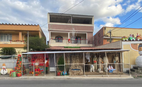 Moradora de Nova Iguaçu encanta com decoração de Natal produzida com materiais recicláveis