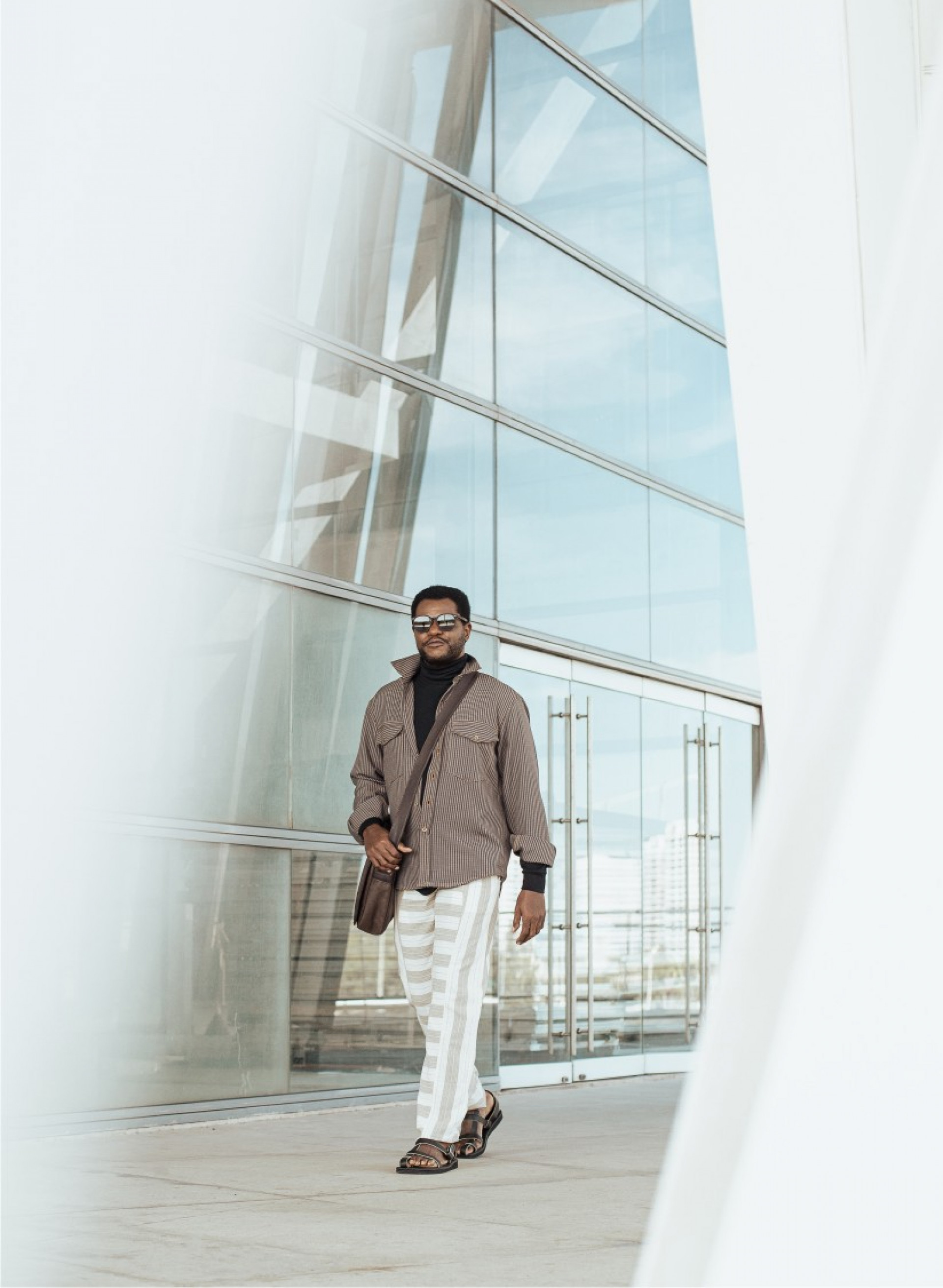 Bukassa Kabengele fala sobre desafios e avanços na representação negra em entrevista exclusiva ao jornalista Daniel Nascimento para a série de entrevistas 'De Preto para Preto 20' - Foto: Márcio Farias/ Divulgação - Beleza Jefferson: Azevedo - Stylist: Francisco Martins - 