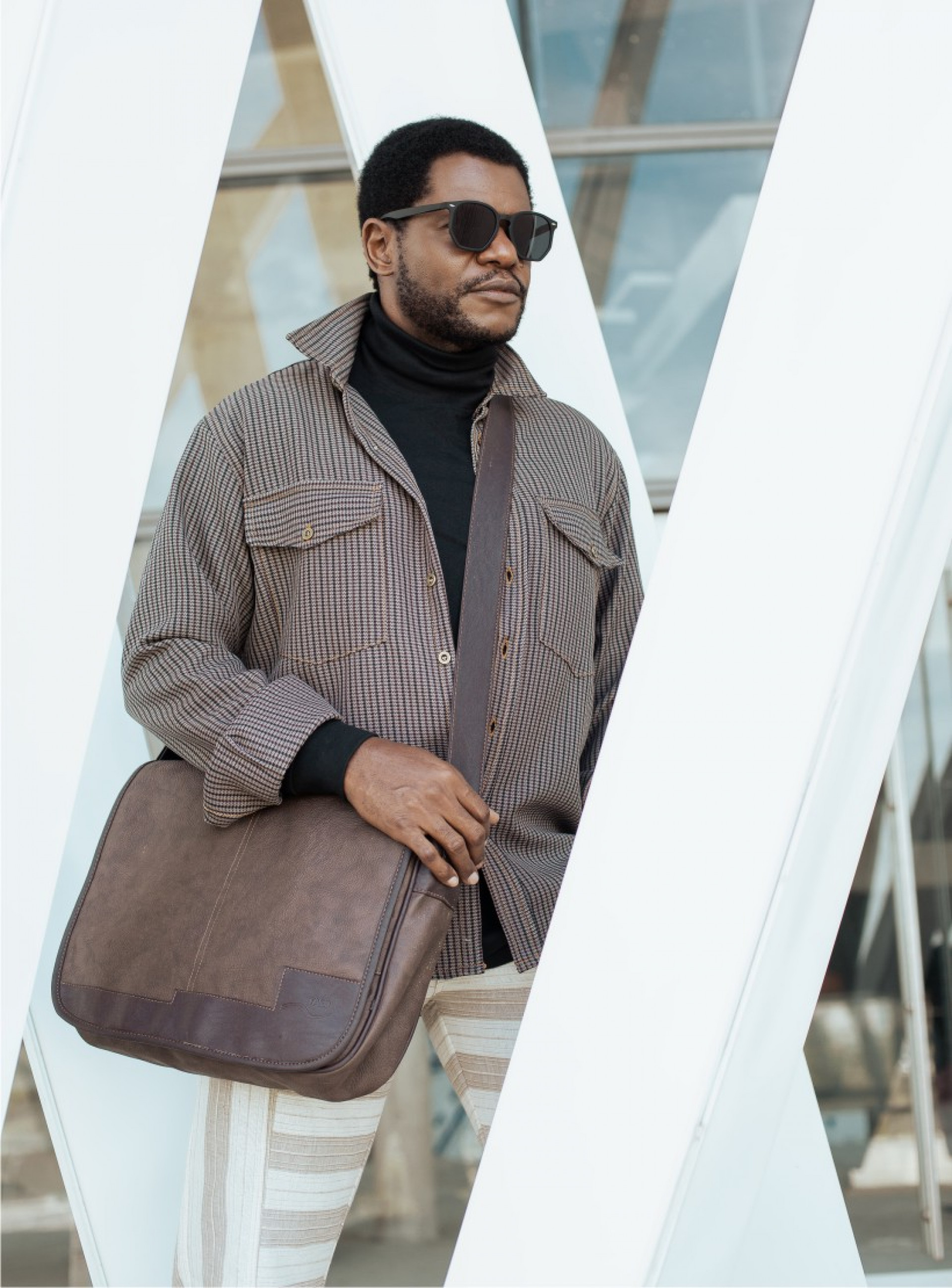 Bukassa Kabengele fala sobre desafios e avanços na representação negra em entrevista exclusiva ao jornalista Daniel Nascimento para a série de entrevistas 'De Preto para Preto 20' - Foto: Márcio Farias/ Divulgação - Beleza Jefferson: Azevedo - Stylist: Francisco Martins - 