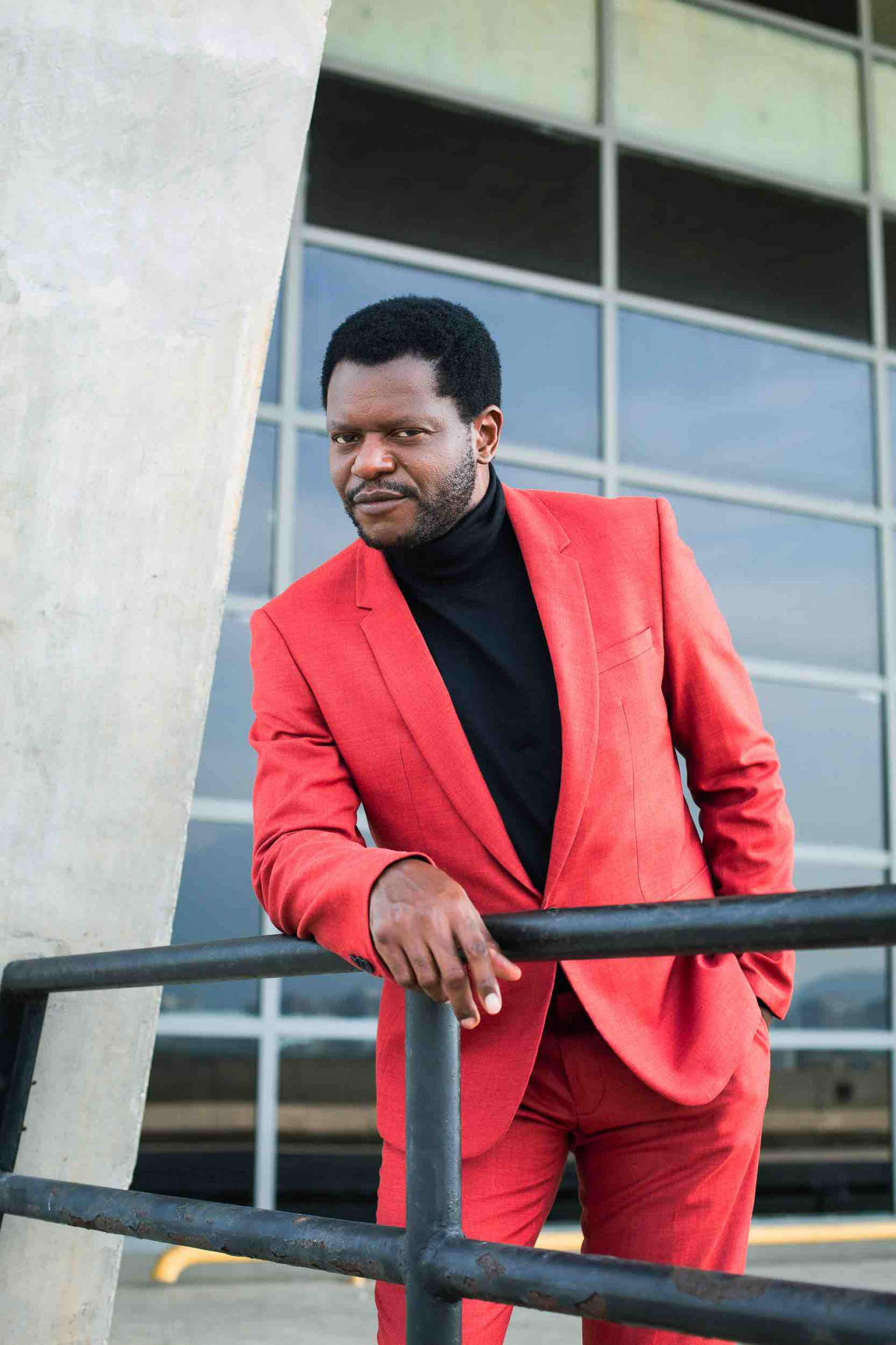 Bukassa Kabengele fala sobre desafios e avanços na representação negra em entrevista exclusiva ao jornalista Daniel Nascimento para a série de entrevistas 'De Preto para Preto 20' - Foto: Márcio Farias/ Divulgação - Beleza Jefferson: Azevedo - Stylist: Francisco Martins - 