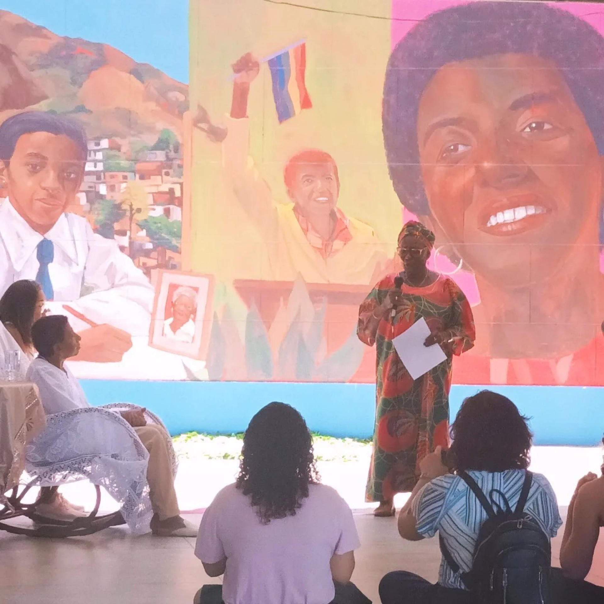 Leci Brand&atilde;o (&agrave; esq.) compareceu ao Col&eacute;gio Pedro II, no campus de S&atilde;o Crist&oacute;v&atilde;o, para a homenagem - Sara Paix&atilde;o