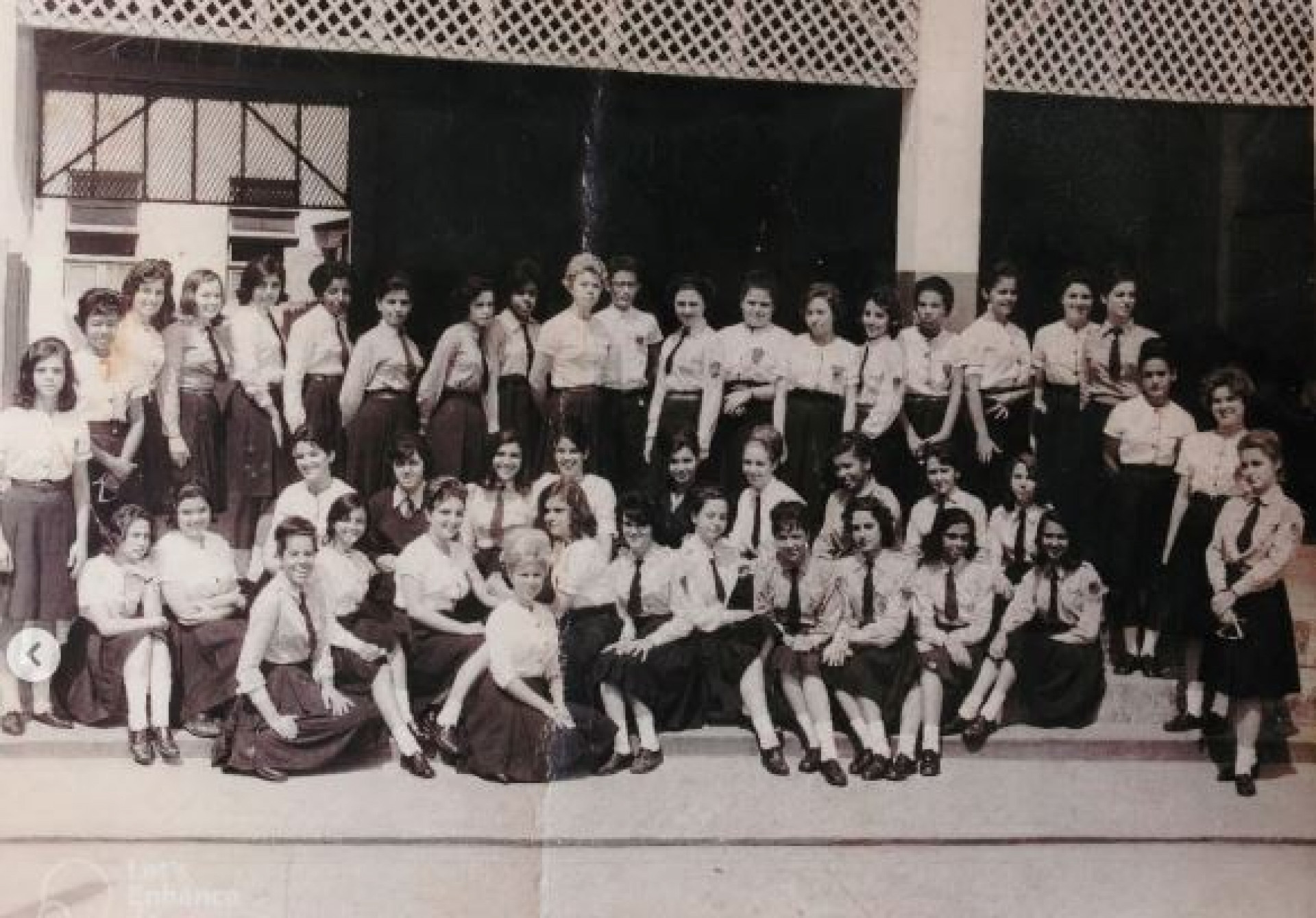 Leci reunida com colegas de turma do Pedro II; &eacute; a sexta em p&eacute;, da esquerda para a direita - Arquivo pessoal