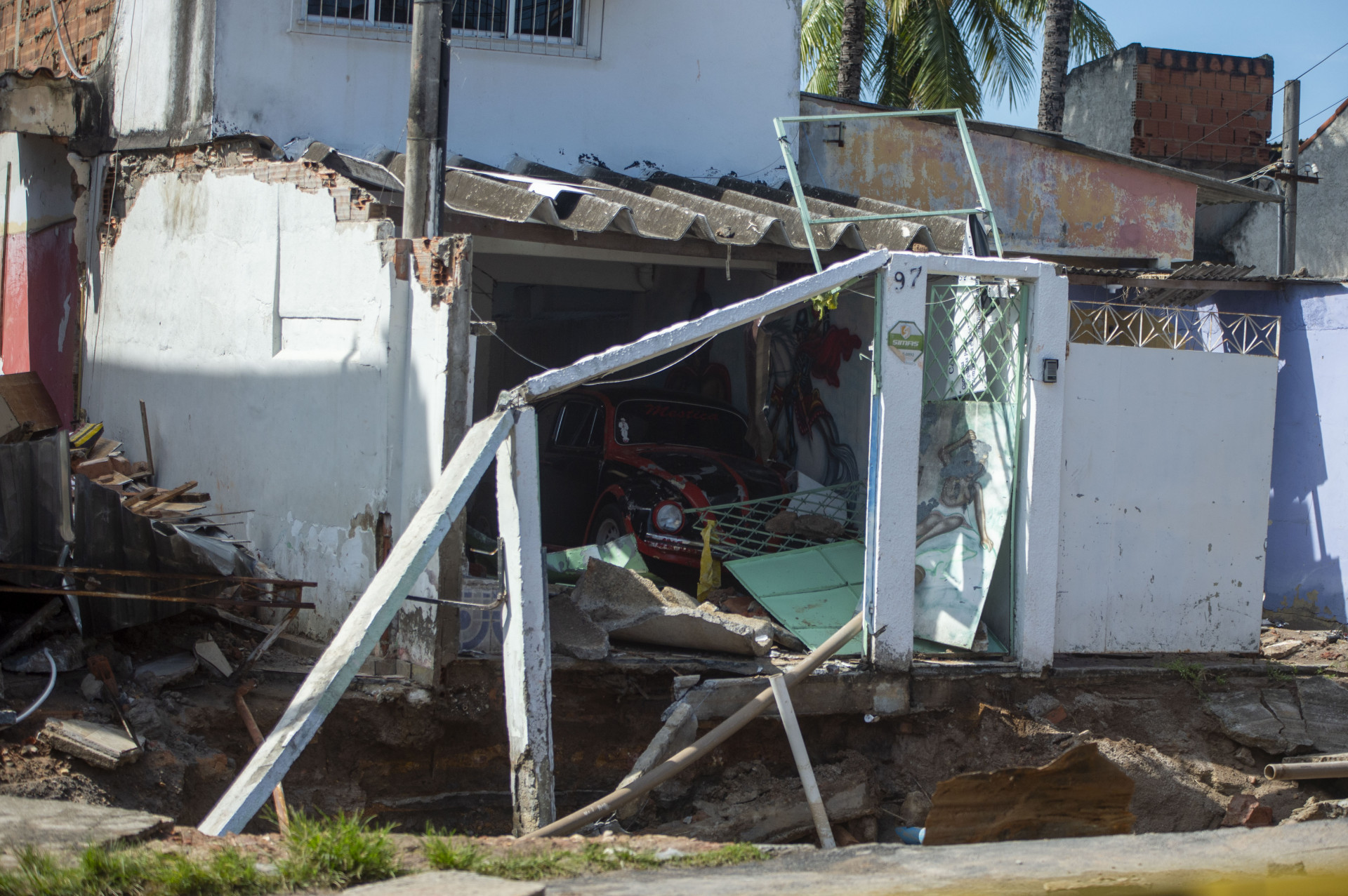 Rompimento da adutora em Rocha Miranda, nesta ter&ccedil;a-feira (26), destruiu uma casa - Armando Paiva/Ag&ecirc;ncia O Dia