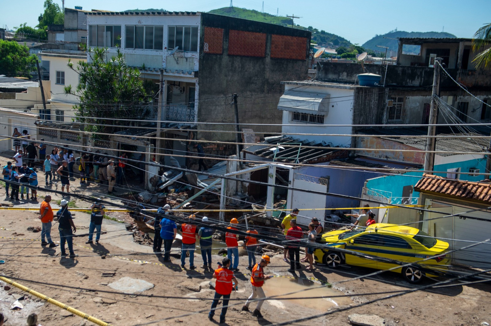 Equipes da Defesa Civil e da Águas do Rio atuam na Rua das Opalas, em Rocha Miranda, após rompimento de adutora - Armando Paiva/Agência O Dia