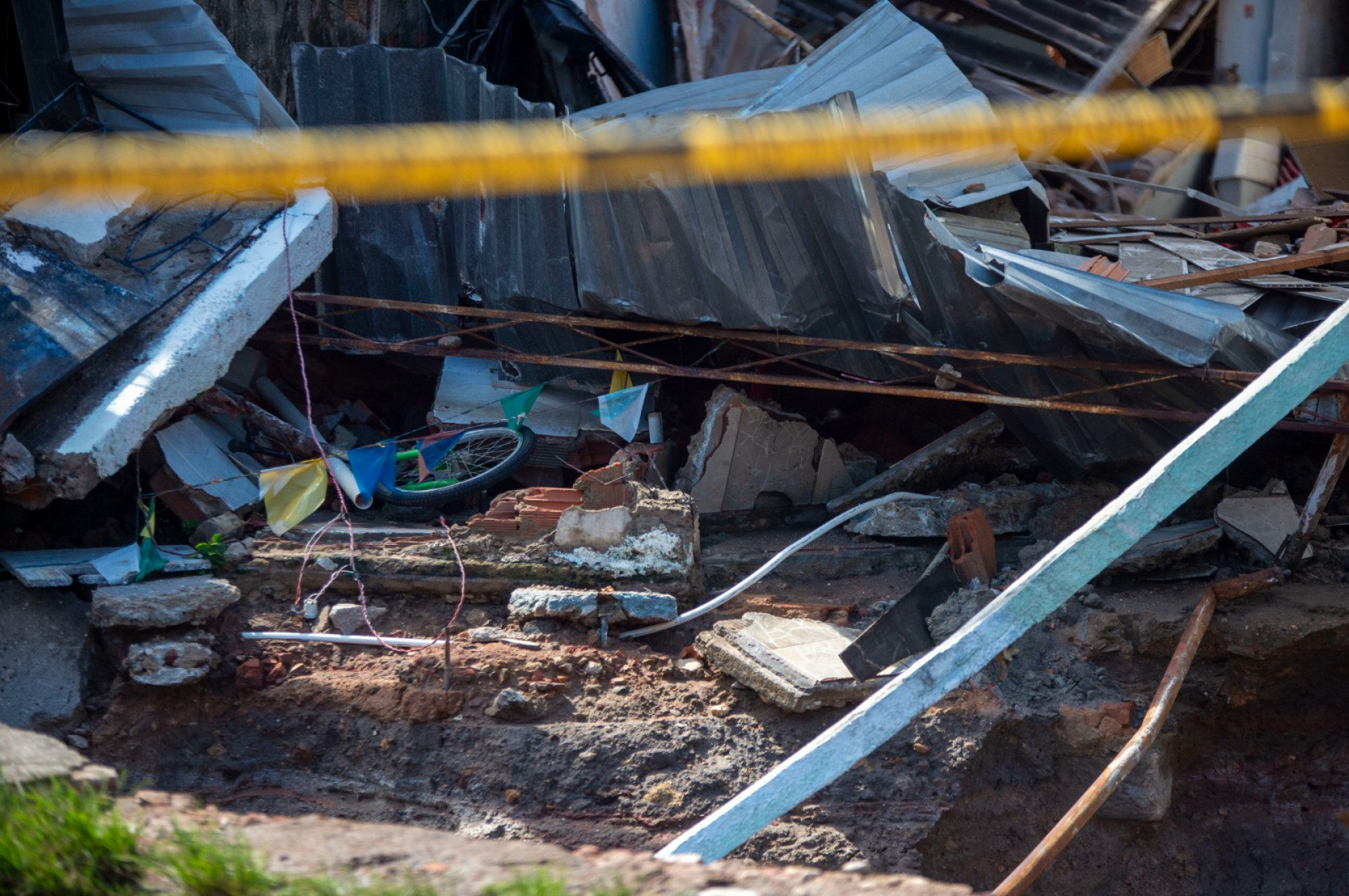 Cenário de destruição tomou conta da Rua das Opalas, em Rocha Miranda, após rompimento de adutora - Armando Paiva/Agência O Dia