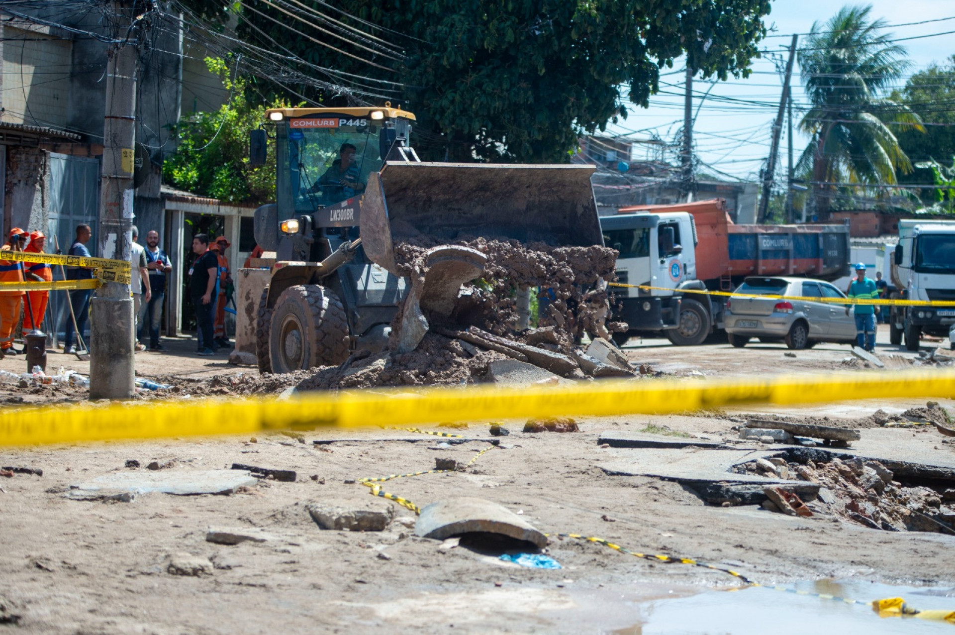 Retroescavadeira é utilizada no reparo de adutora que rompeu na Rua das Opalas, em Rocha Miranda - Armando Paiva/Agência O Dia