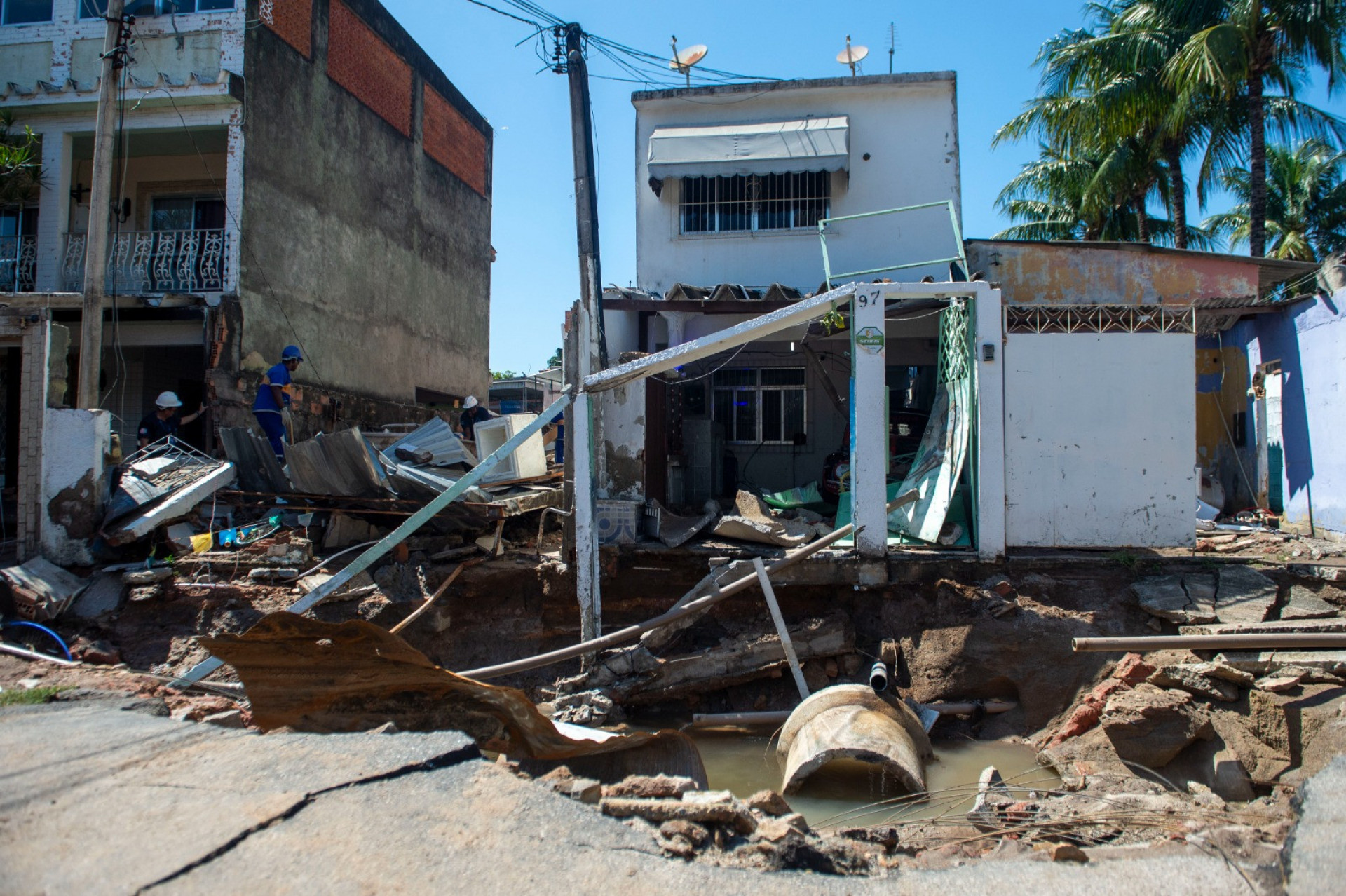 Equipes da Águas do Rio atuam no reparo de adutora que rompeu - Armando Paiva/Agência O Dia