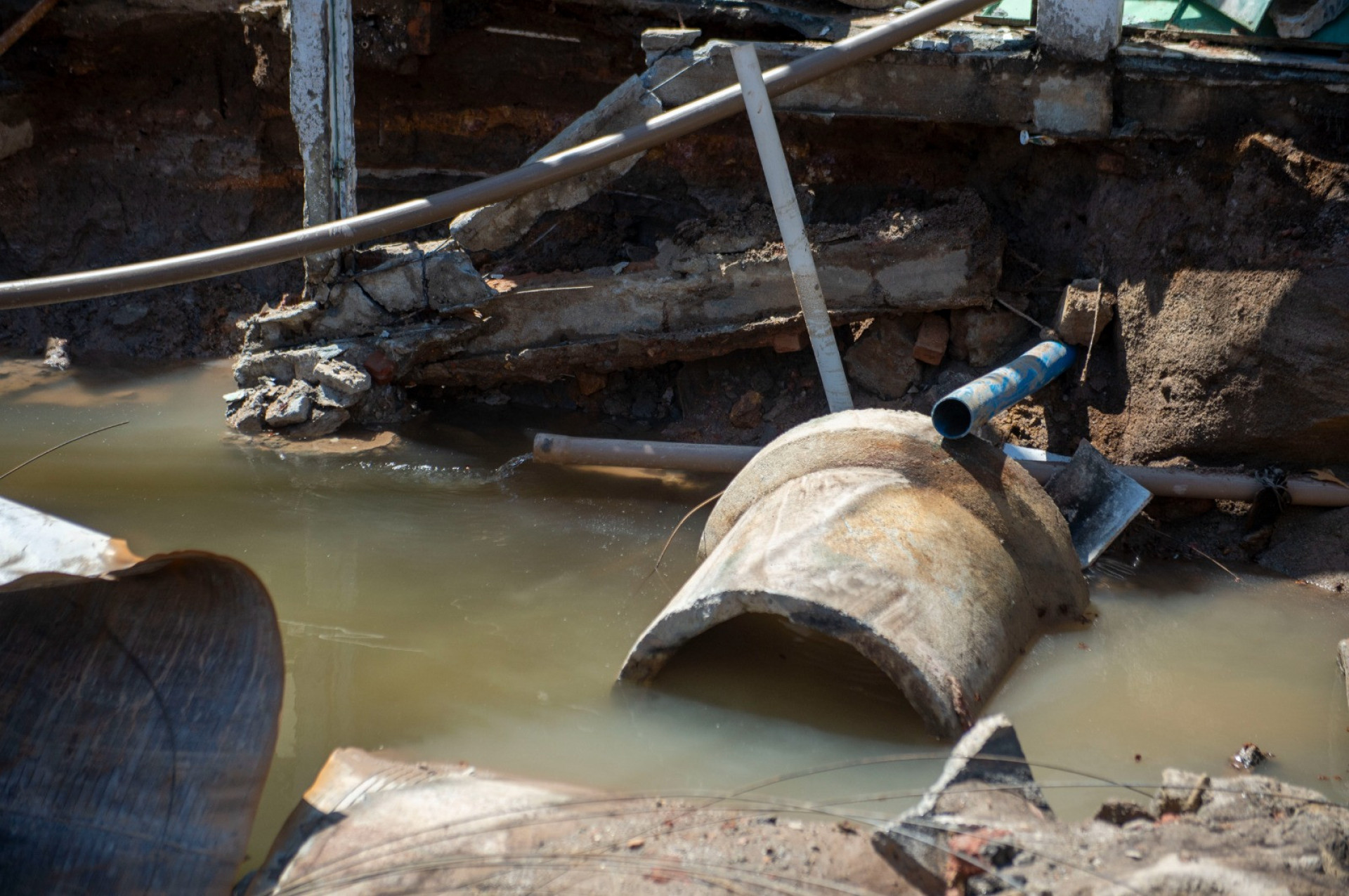 No momento do rompimento de adutora na Rua das Opalas, em Rocha Miranda,  passavam 511 litros de água por segundo no trecho - Armando Paiva/Agência O Dia
