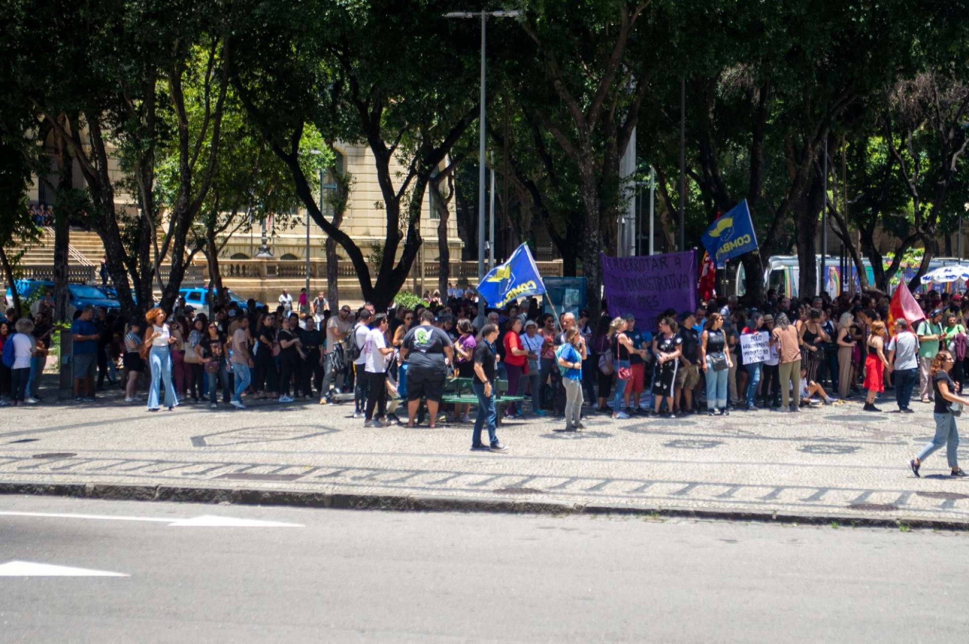 Professores e servidores municipais da educação se concentram na porta da Câmara Municipal durante ato - Armando Paiva/Agência O Dia