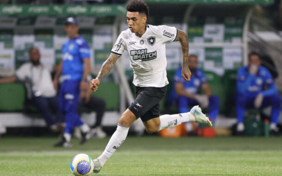 Igor Jesus destaca conex&atilde;o entre jogadores do Botafogo: ‘Todo mundo se apoiando’