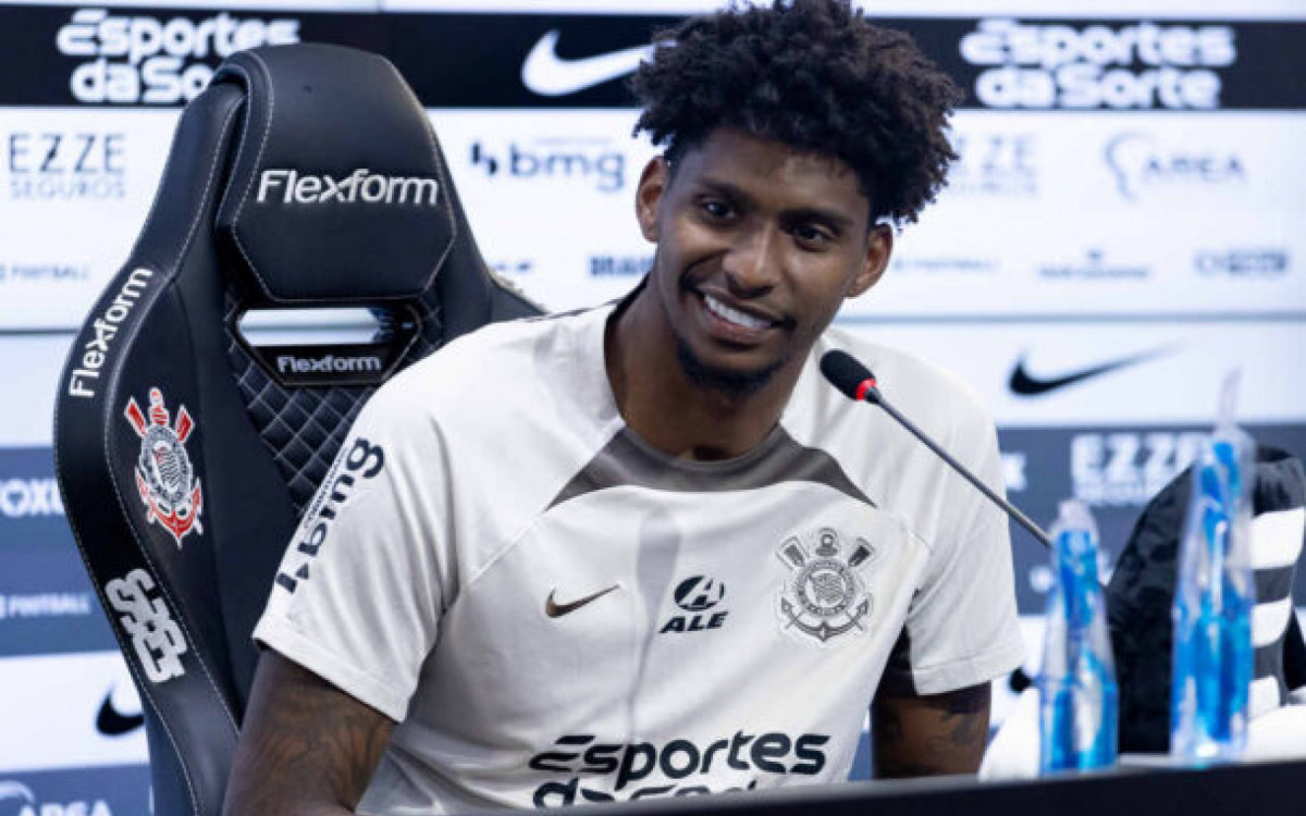 Hugo Souza chora com perman&ecirc;ncia no Corinthians e sonha com Sele&ccedil;&atilde;o