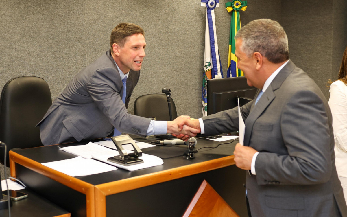 Prefeito e vice recebem diplomas durante cerimônia no Fórum de Casimiro de Abreu, consolidando suas posses para o próximo mandato