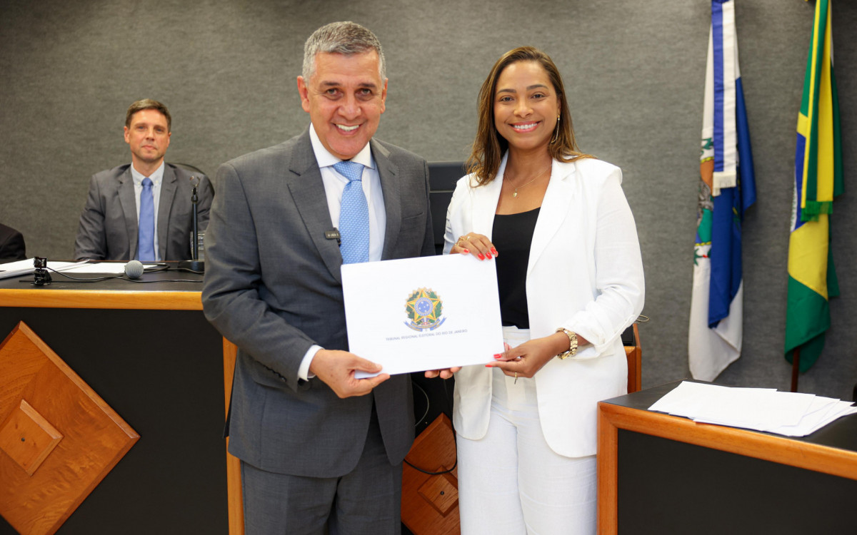 Prefeito e vice recebem diplomas durante cerimônia no Fórum de Casimiro de Abreu, consolidando suas posses para o próximo mandato