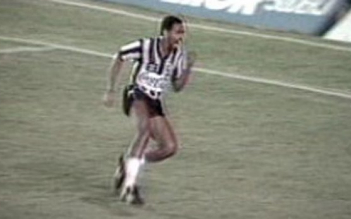 A alegria de Maur&iacute;cio ao fazer o gol na final de 1989 - Reprodu&ccedil;&atilde;o