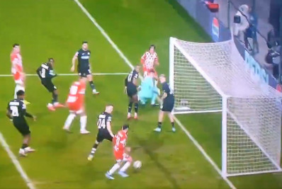 Vídeo: jogador perde gol inacreditável durante partida da Liga dos Campeões