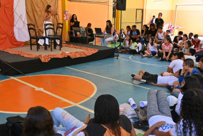 Peça Todas as Marias visita a Escola Municipal Santos Dumont