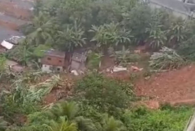 Chuva em Salvador causa desabamentos e uma morte