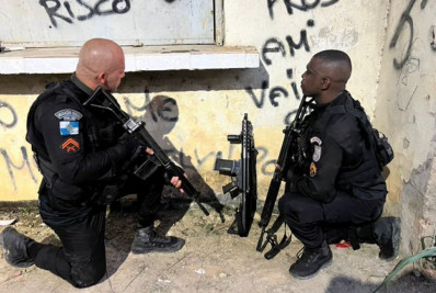 Criminoso é baleado após confronto com a PM em ação com fuzil apreendido em Belford Roxo