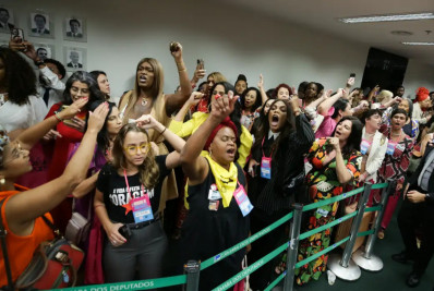 Sob protestos, CCJ da Câmara aprova PEC que proíbe aborto legal