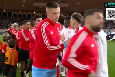 Goleiro ucraniano recusa cumprimento de meia russo antes de jogo pela Liga dos campeões; veja