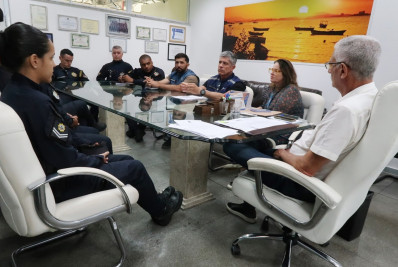 Prefeito recebe guardas que prenderam agressor de mulher grávida