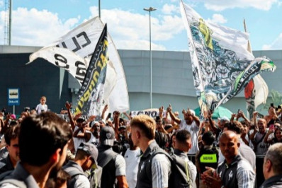 Torcedores do Atlético-MG fazem festa para delegação antes de ida a Buenos Aires