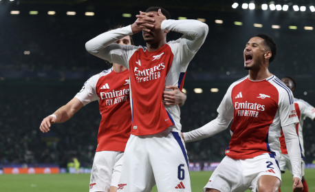 Artilheiro da Europa na temporada se irrita com provocação de brasileiro do Arsenal