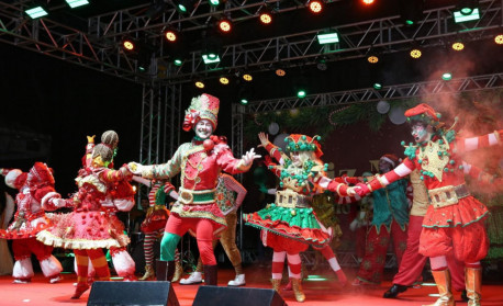 Balé natalino e desfile com Papai e Mamãe Noel são os destaques da abertura do Natal em Araruama