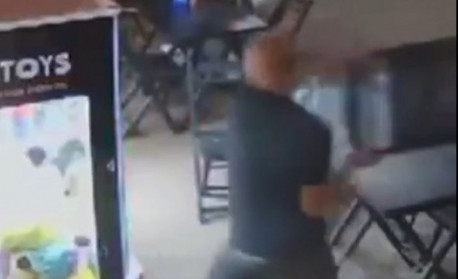 Vídeo: Homem quebra máquina de bichinhos de pelúcia e acaba preso no Ceará