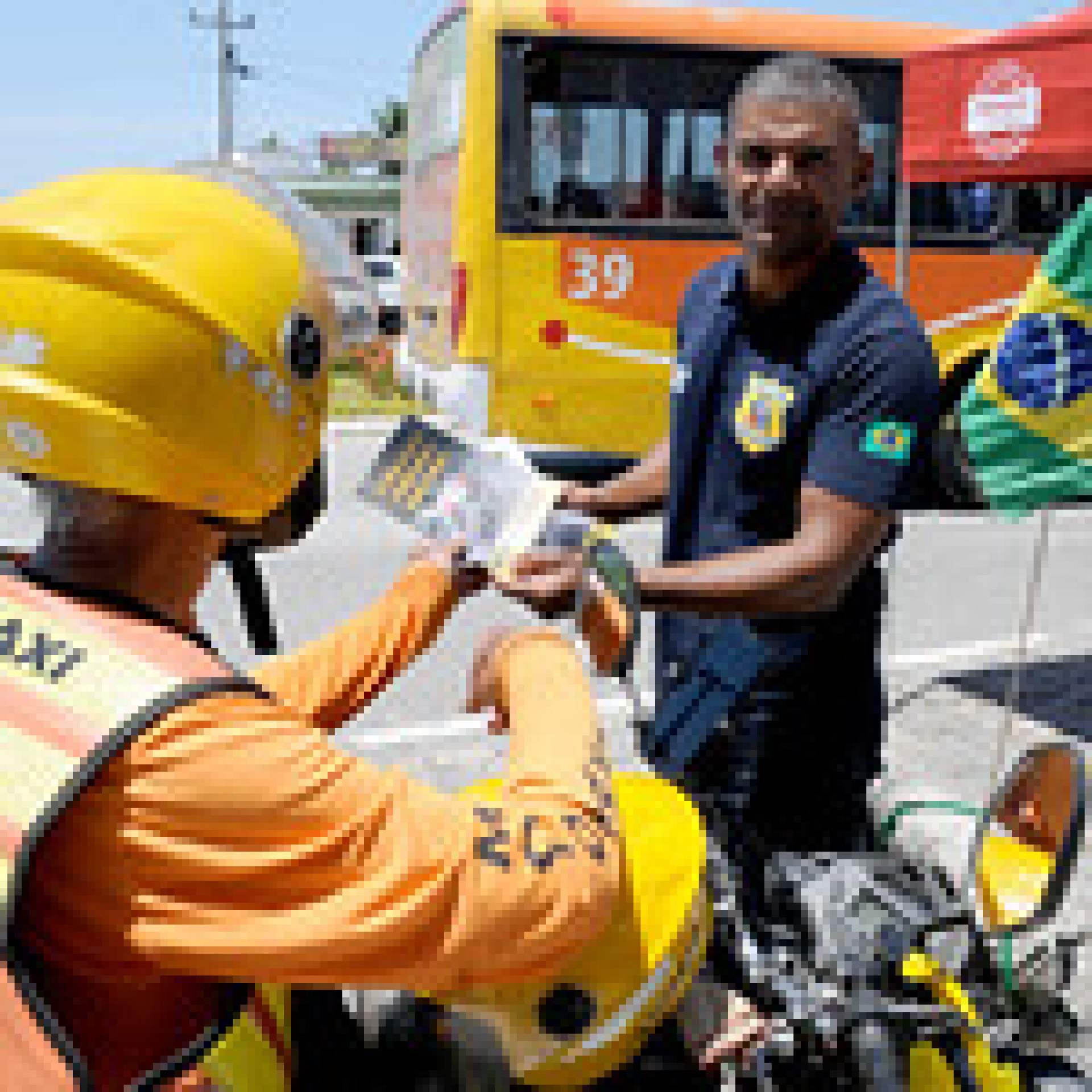 Motociclistas abordados recebiam informativos sobre segurança no trânsito - Divulgação/PMAR