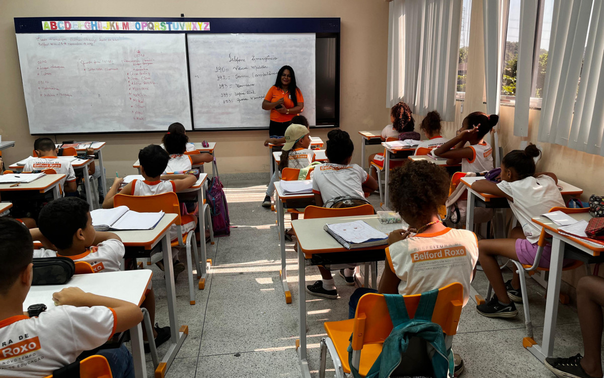 Na sala de aula, as crianças aprenderam como chamar a Polícia Militar, Samu, Bombeiro, Defesa Civil e Guarda Municipal 