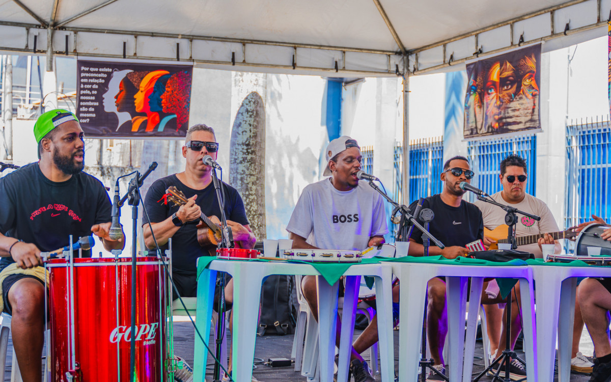 Os músicos do grupo Amigos da Cor animaram o público