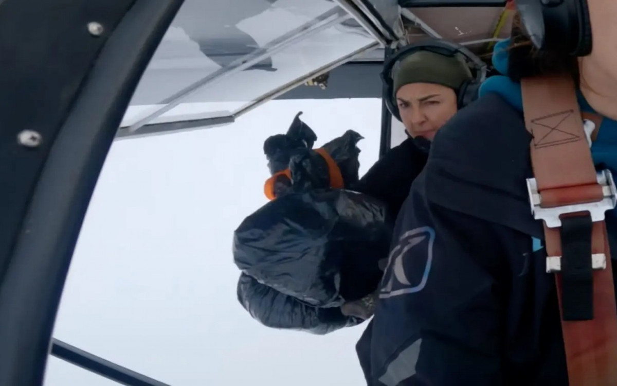 Esther Keim utiliza seu pequeno avi&atilde;o para as entregas - Reprodu&ccedil;&atilde;o / Alaska Gear Company / Facebook