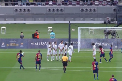 Vídeo: Ronaldinho marca golaço de falta em jogo de lendas entre Real e Barcelona