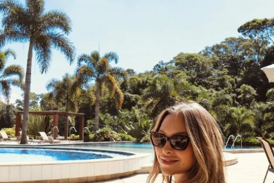 Carla Diaz divulga cliques de biquíni para comemorar aniversário