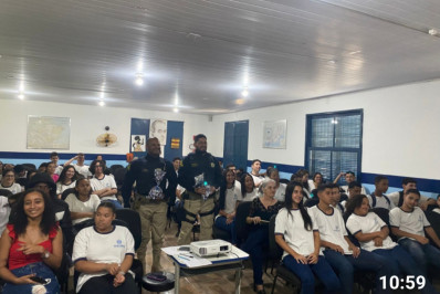 Palestra educativa relata a estudantes como é o dia a dia de agentes da PRF