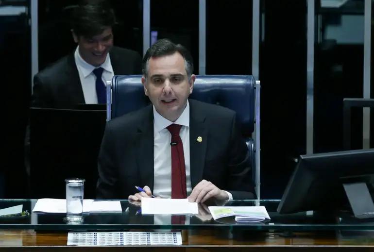 Com PL do governo concorrente na Câmara, Senado adia votação sobre devedor contumaz