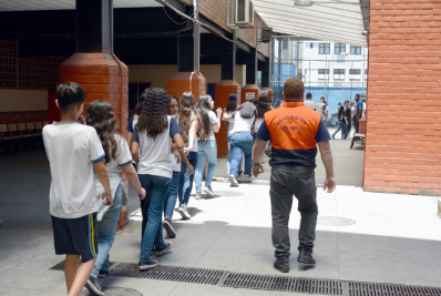 Defesa Civil realiza simulado de evacuação no CEI Vieira da Silva