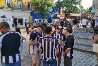 Torcedores de Botafogo e Galo confraternizam nas ruas de Buenos Aires antes da final