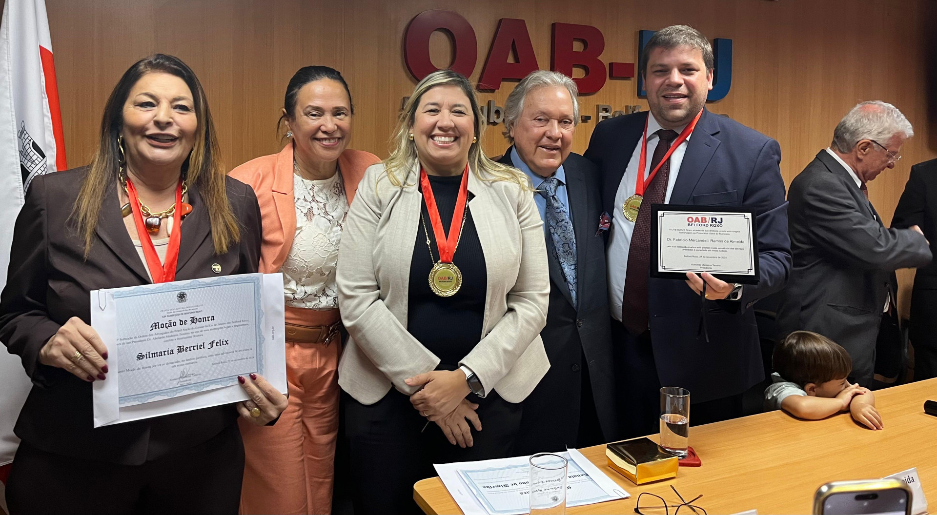 Silmaria Berriel, Sandra Almeida, Renata Almeida, Fernando Antonio de Almeida e Fabrício Almeida participaram da solenidade de entrega da medalha Personalidade Jurídica - Renan Marques/PMBR