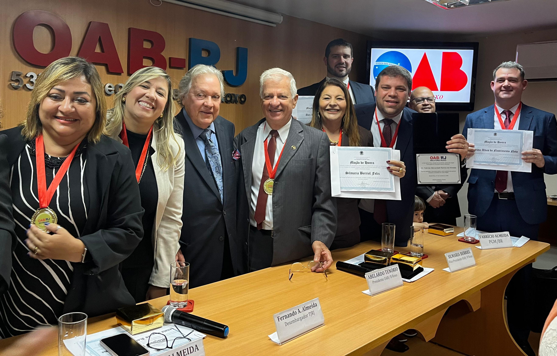 Andréia Tenório, Renata Almeida, Fernando Antonio de Almeida, Abelardo Tenório, Silmaria Berriel, Alex Riski, Fabrício Almeida e Bruno Alves após entrega das homenagens - Renan Marques/PMBR