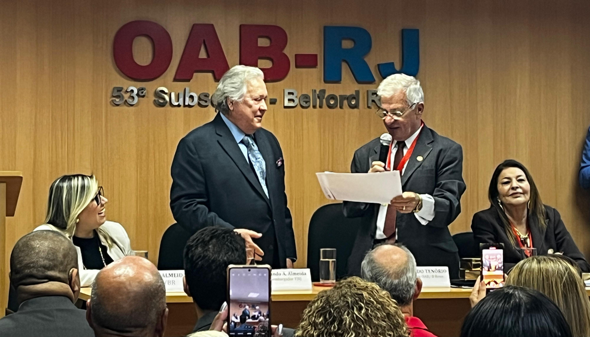 O presidente da OAB Belford Roxo, Abelardo Tenório, entrega uma moção de Honra para o desembargador do TJ-RJ, Fernando Antonio de Almeida  - Renan Marques/PMBR