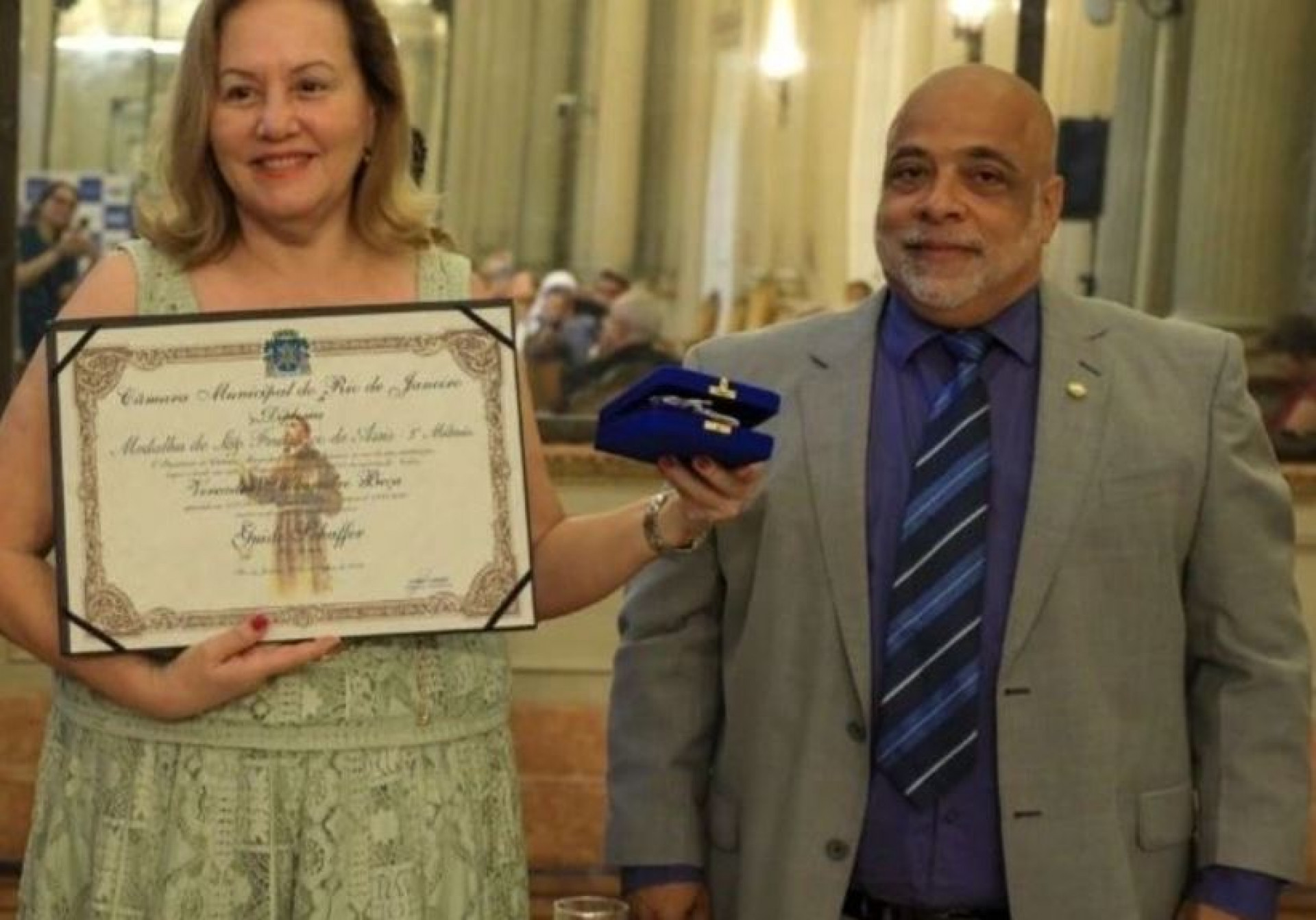 Maria Nazareth, mãe de Guido, ao lado do vereador Alexandre Beça - Reprodução / Instagram