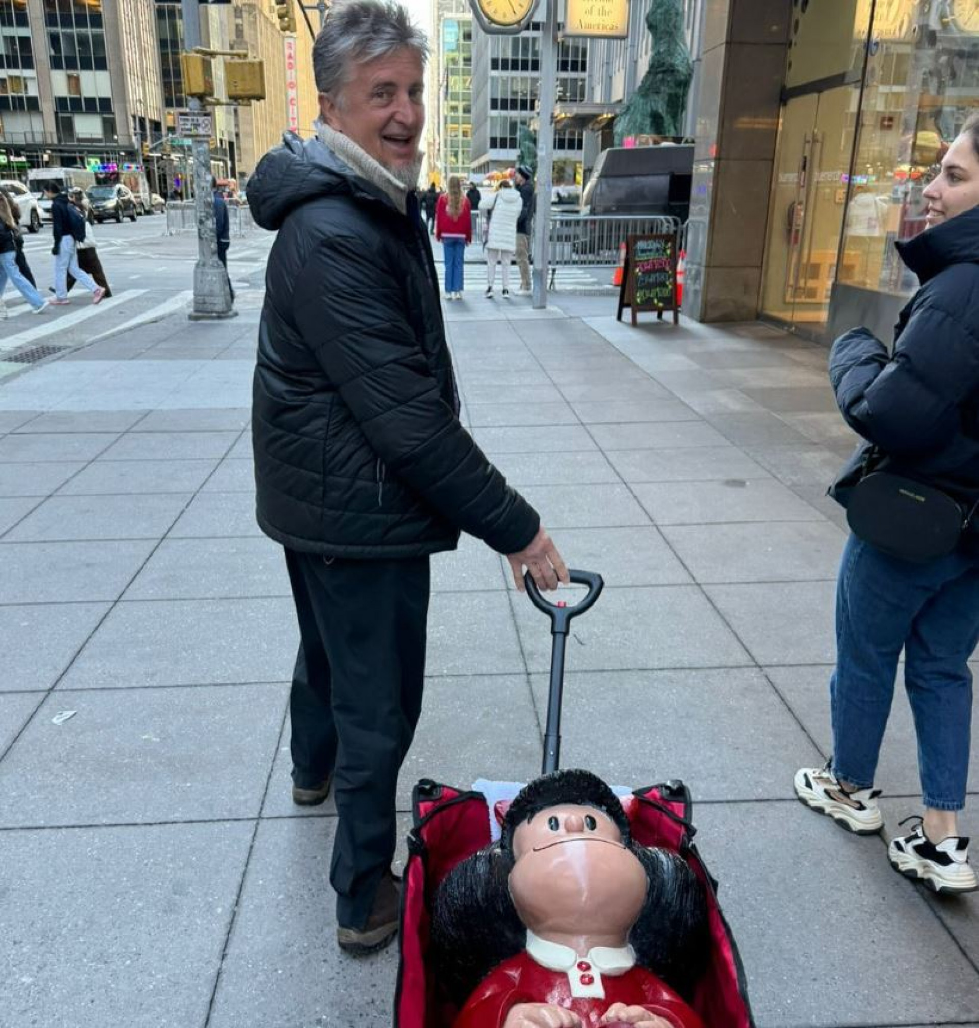 Pablo Irrgang, que esculpiu a Mafalda, a carrega pelas ruas de Nova York - Reprodução / Instagram