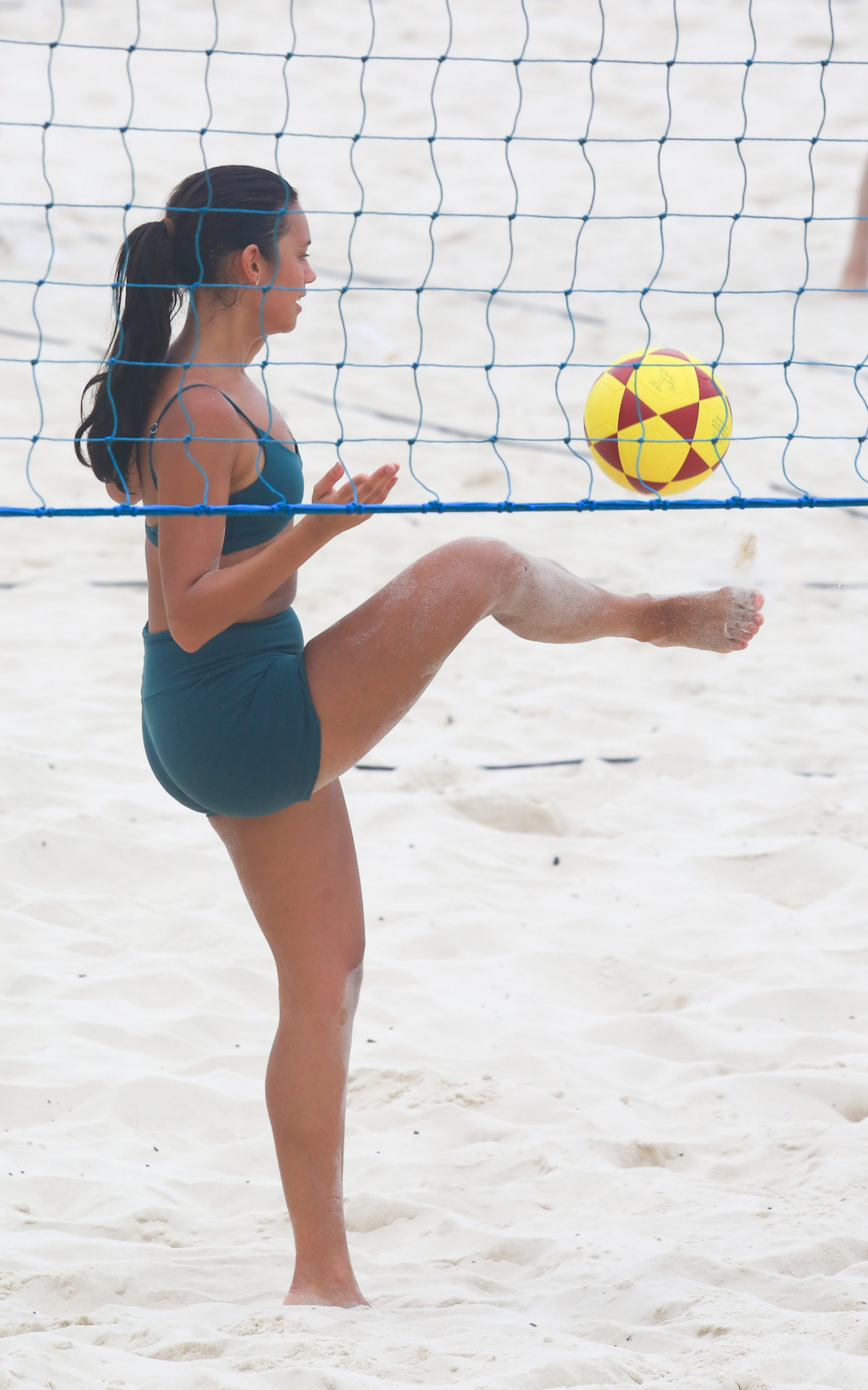 Alane Dias joga futevôlei na praia da Barra da Tijuca - Fabrício Pioyani/Agnews