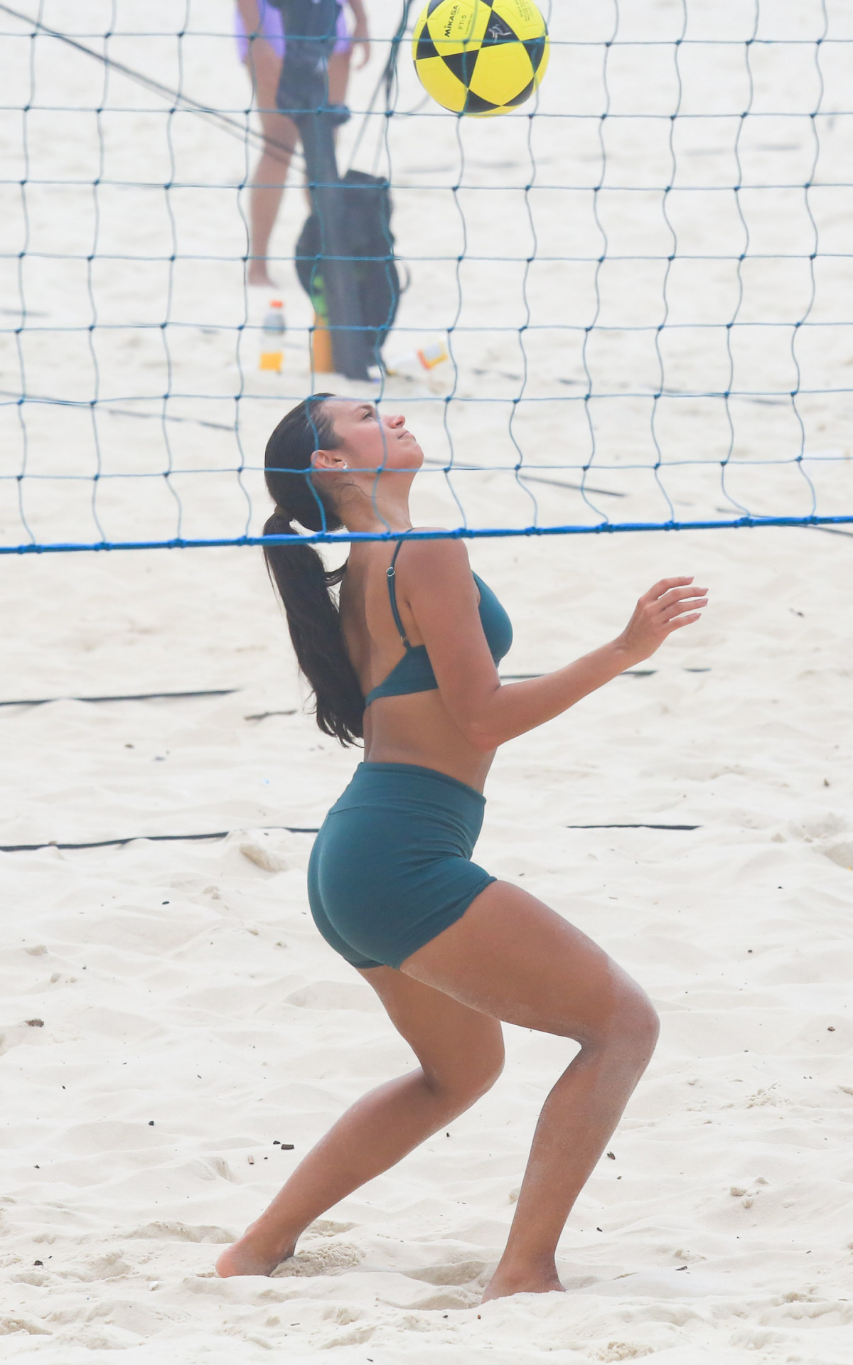 Alane Dias joga futevôlei na praia da Barra da Tijuca - Fabrício Pioyani/Agnews